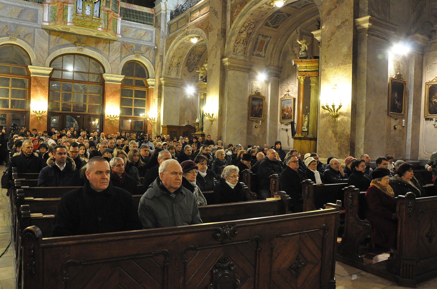 Éjféli mise a Szent Imre templomban